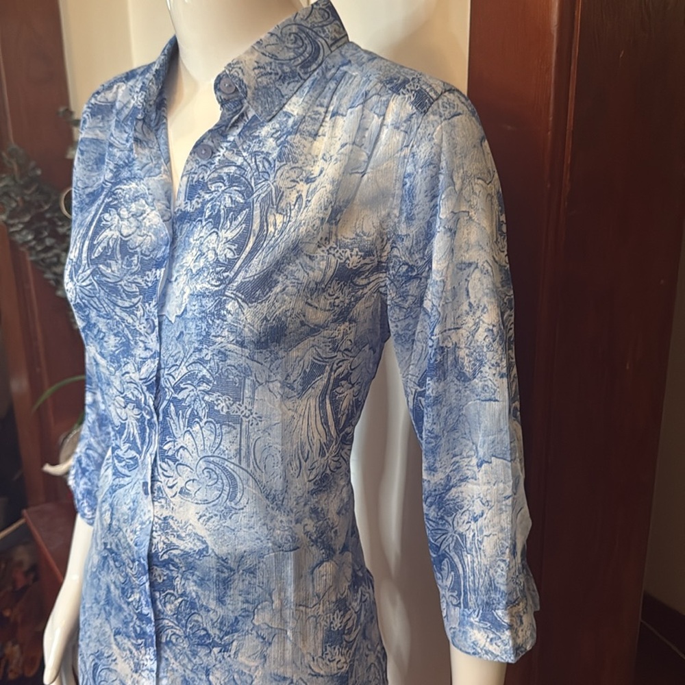 NWT northern reflections size small sheer Blue Floral Women's Top